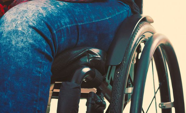 Pahoinpitelyn uhri istui pyörätuolissa. Kuvituskuva.