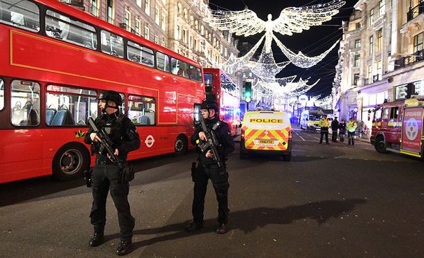 Aseistetut poliisit tarkistivat Oxford streetin ympäristön perjantai-iltana.