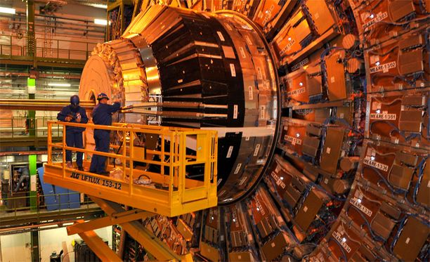 Euroopan hiukkasfysiikan tutkimuslaitoksen (CERN) suuri hadronitörmäytin on maailman suurin hiukkaskiihdytin.