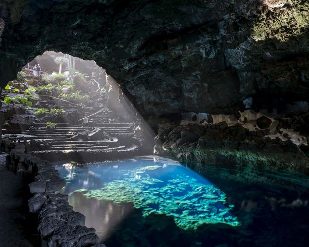 Jameos del Agua muodostuu maanalaisesta luolasta ja ulkona olevasta puutarha-alueesta.