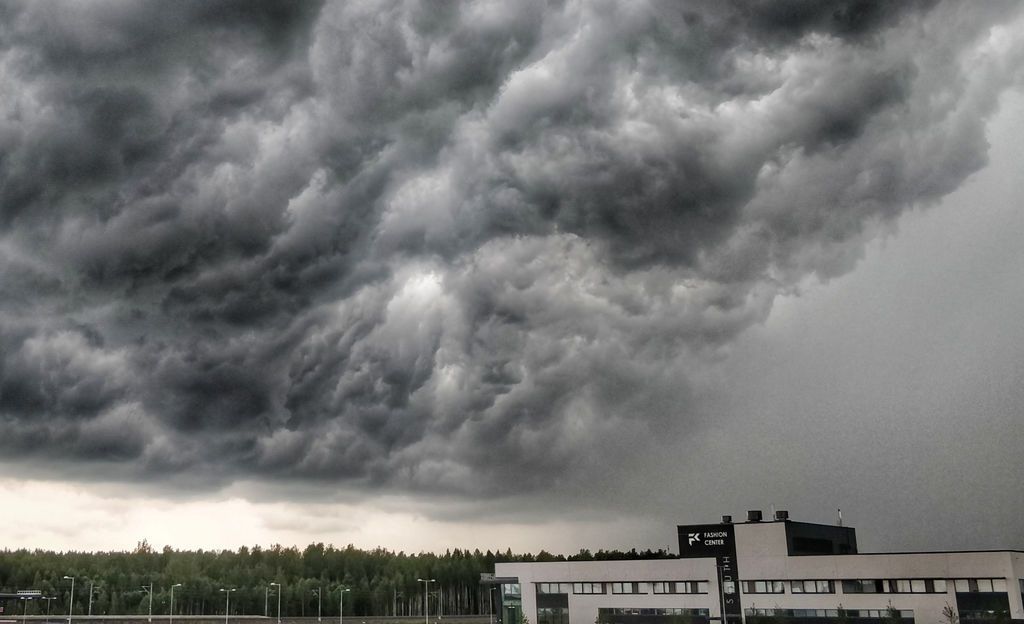 Myrskybongareiden mykistävät kuvat: Mika, 46, tallensi julmannäköisen sadepilven nousun Vantaalla
