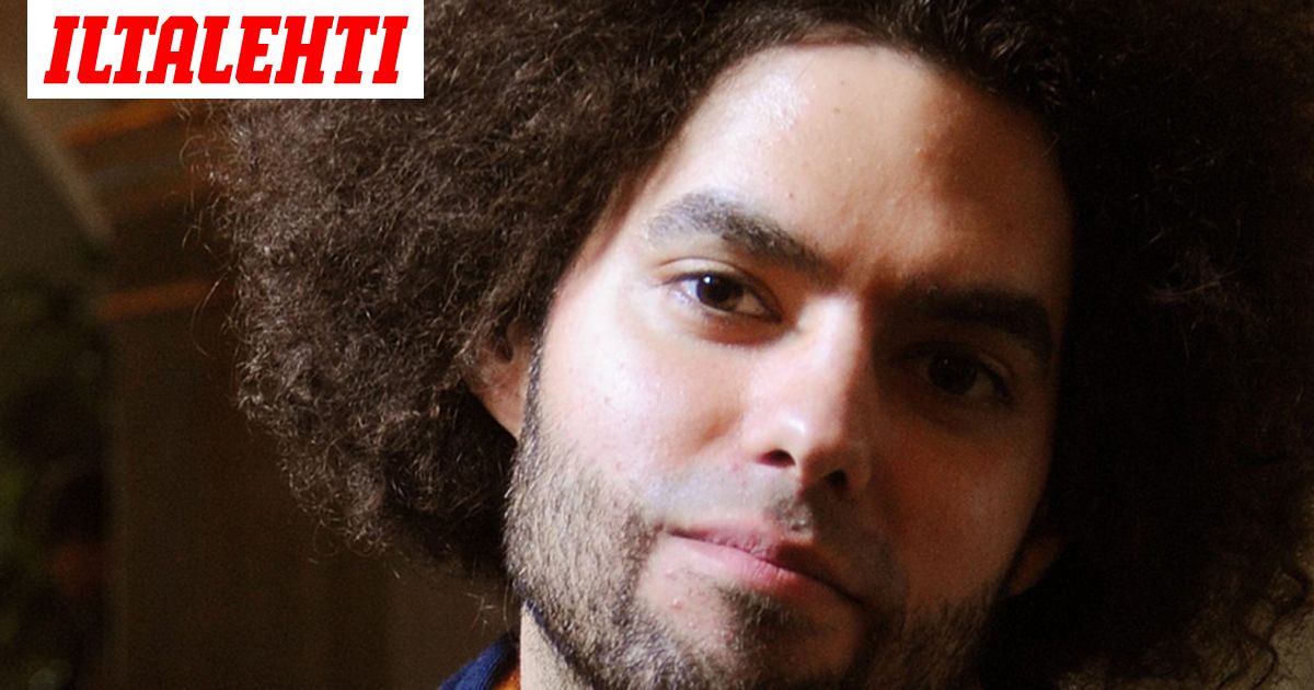 Nelosen suosikkijuontajalle sakot - kaahasi kännykkä kädessä