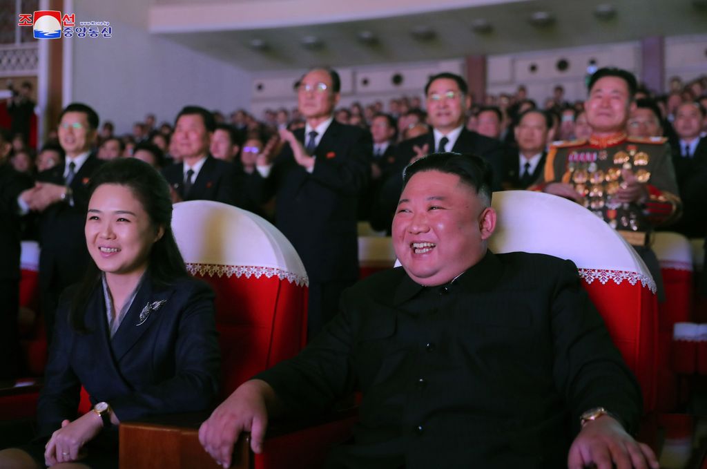 Iloisten juhlien karmea päätös: Kim Jong-un teloitutti kuoronjohtajan yleisön edessä 90 laukauksella
