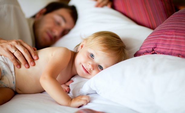 Tuskainen herätys ennen aamukuutta? Näin voit (yrittää) estää lapsesi  heräämisen turhan aikaisin