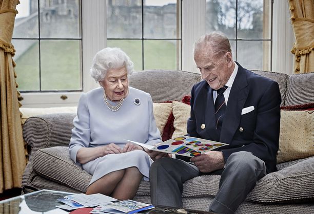 Kuningatar Elisabet ja prinssi Philip tutkivat pikkukuninkaallisten heille tekemää onnittelukorttia.
