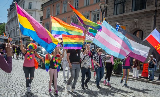 Pride-kulkue marssii Helsingin läpi lauantaina. Kuvituskuva.