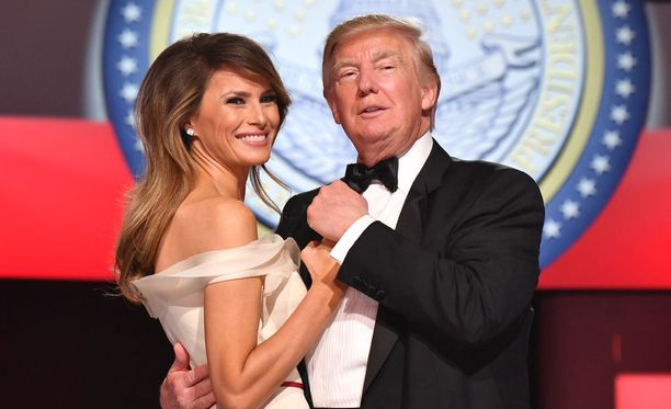 Presidentti Trump tviittasi Melania-vaimonsa päässeen pois sairaalasta. Kuvassa aviopari tanssilattialla virkaanastujaisjuhlissa 20.1.2017.
