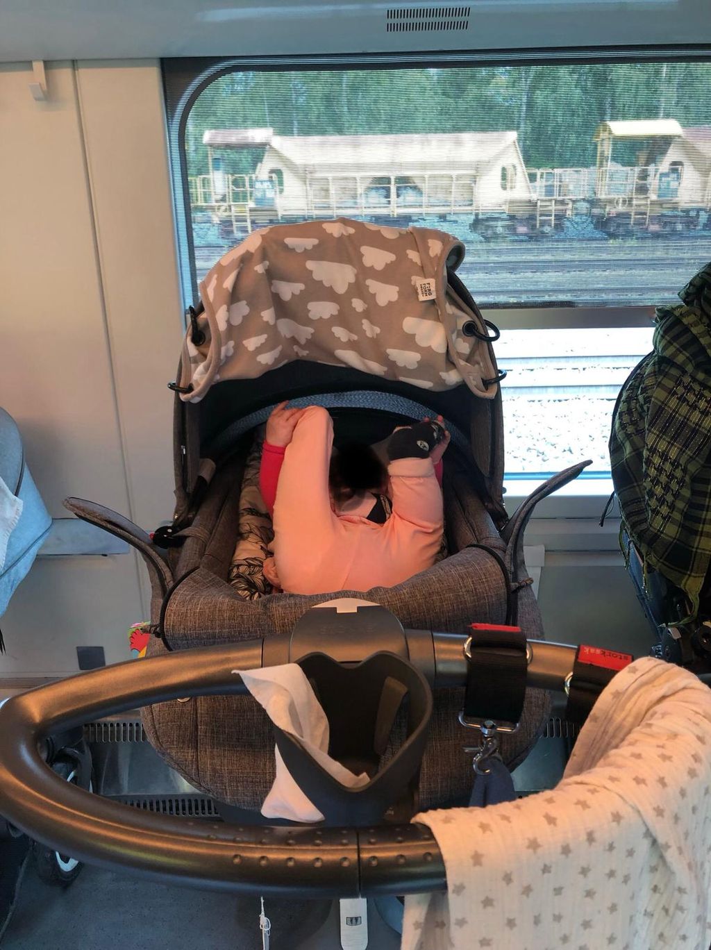 Marin junamatkasta pienen vauvan kanssa tuli tuntien odotuspiina - VR:n vuoro Joensuusta Helsinkiin ankarissa vaikeuksissa