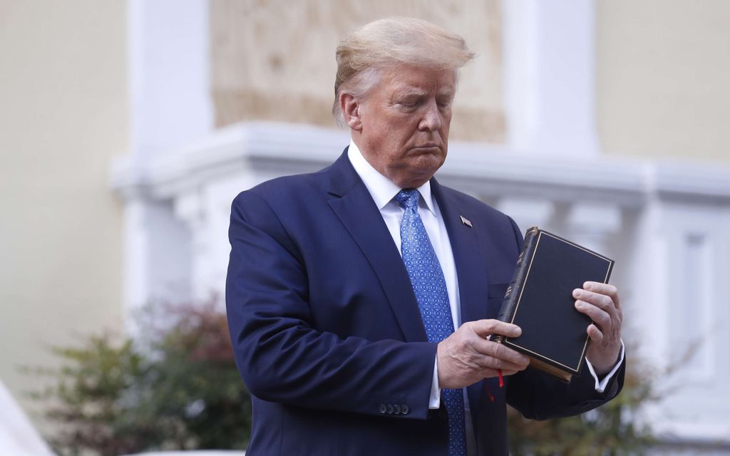 Rahapulassa painiva Trump myy omaa Raamattua
