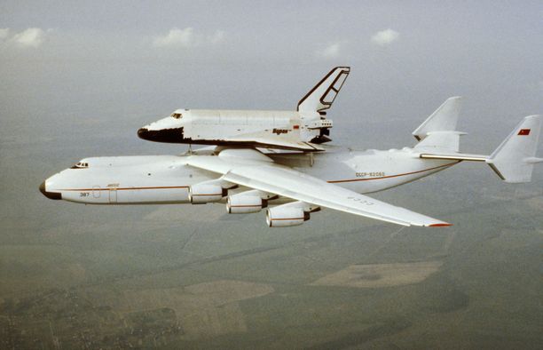 Buran vietiin vuonna 1989 näytteille Pariisin ilmailunäyttelyyn Antonov An-225 -kuljetuskoneen selässä.