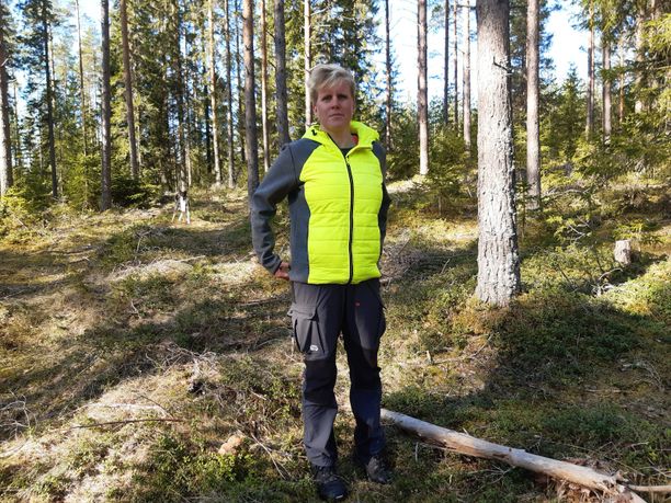 Tatjana Eskolin sai potkut metsänhoitoyhdistyksestä vuonna 2018. Hän vei asian oikeuteen ja yhdistys sopi riidan. Eskolin ei suostunut yhdistyksen vaatimaan vaitiolosopimukseen ja kertoo nyt Iltalehdelle potkuja edeltäneistä puukaupoista.