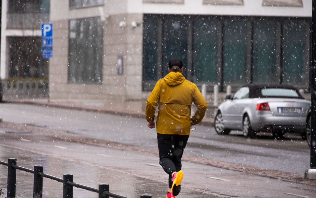 Helsingissä sataa lunta