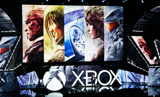 Microsoftin Xbox-johtaja Phil Spencer puhumassa E3-pelimessuja edeltäneessä tilaisuudessa 2015.