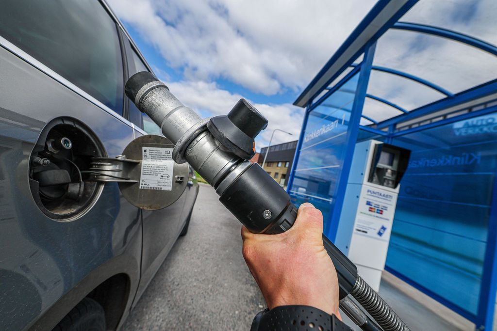 EU-komissio haluaa kaasuautotkin pois liikenteestä – Suomi vastustaa 