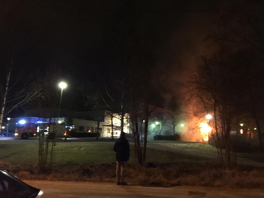 Espoolaisen Lintumetsän koulun alueella tulipalo: videolta näkyy, kun liekit lyövät korkealle