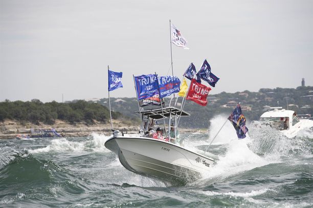 Veneiden omistajia kehotettiin somistamaan aluksensa isänmaallisin värein ja heiluttamaan niin montaa Trumpin lippua kuin mahdollista. Kuva tapahtumasta.