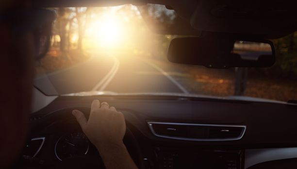Jos hämärässä ajaminen alkaa tuntua vaikealta, kannattaa varmistua, ettei kyse ole silmäsairaudesta.