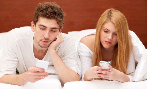 Moni jää jämähtäneeseen parisuhteeseen vuosiksi, vaikka pariskunnan ainut yhdistävä tekijä on enää samanvärinen matkapuhelin.
