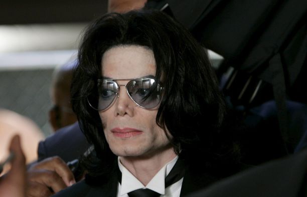 Michael Jackson ikuistettuna Santa Barbarassa toisen hyväksikäyttöoikeudenkäynnin aikaan vuonna 2005.