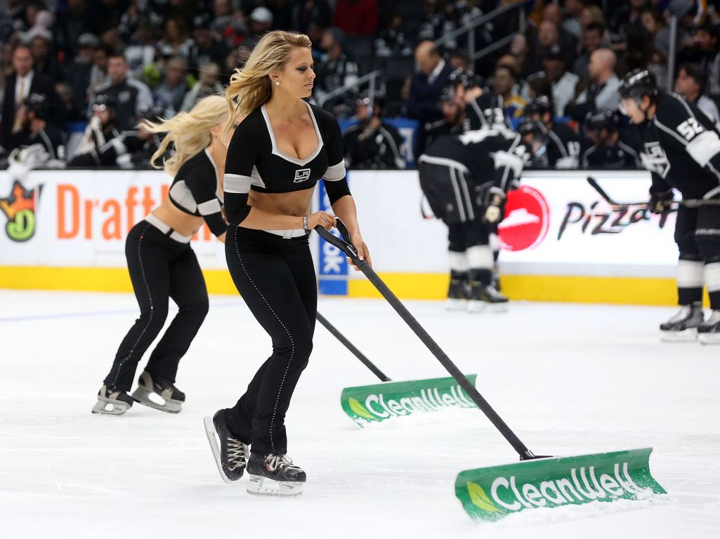 ”Vilkuili rintoja ja takapuolta” – NHL-seuran työntekijää syytetään seksuaalisesta häirinnästä