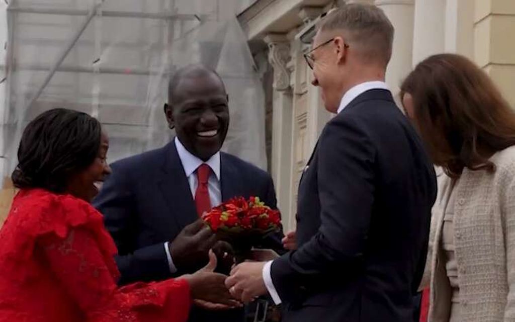 Video: Presidentti­parien kättelyssä huvittava til