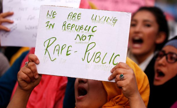 Opiskelijat osoittivat mieltään raiskausmurhia vastaan huhtikuun 16. päivä Jammun osavaltion Kathuassa. Mielenosoitus järjestettiin sen jälkeen kun kahdeksanvuotias tyttö raiskattiin ja murhattiin julmasti.