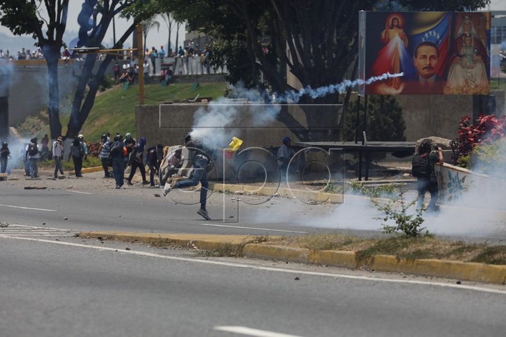 Tuhannet mielenosoittajat kaduilla Venezuelan pääkaupungissa: Yhdysvallat väläyttelee sotilaallisen väliintulon mahdollisuutta