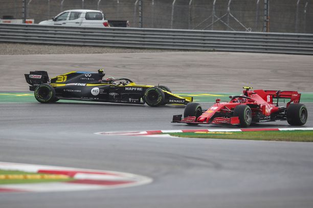 Esteban Oconin Renault osoitti väärään suuntaan Turkin GP:n kolmansissa vapaissa harjoituksissa.