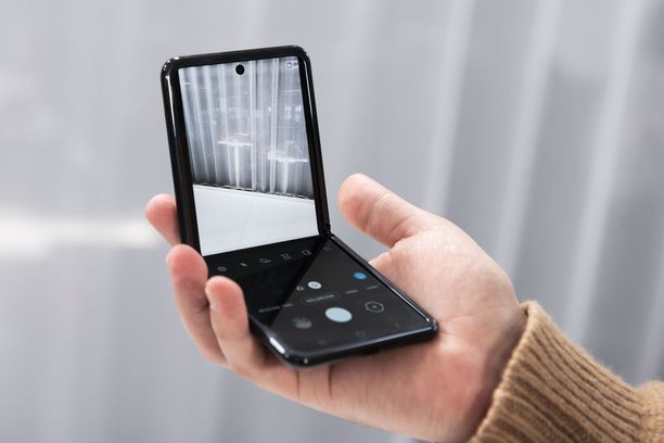 Testi: Samsung Galaxy Z Flip – superkompakti puhelin, korkea hinta