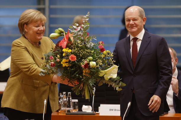 Angela Merkel on väistymässä ja valtaan nousee sosiaalidemokraattien Olaf Scholz. 