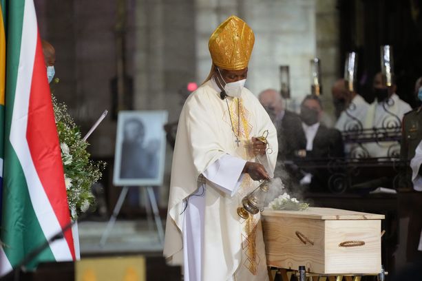 Desmond Tutun toive oli mahdollisimman yksinkertaiset hautajaiset. Arkun vieressä vasemmalla Kapkaupungin nykyinen arkkipiispa Thabo Makgoba.