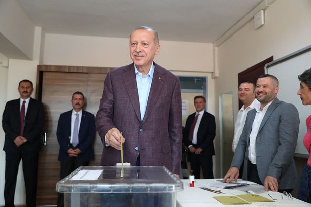 Näin toimii demokratia: Recep Tayyip Erdoğan näytti äänestämisen mallia vuonna 2019.