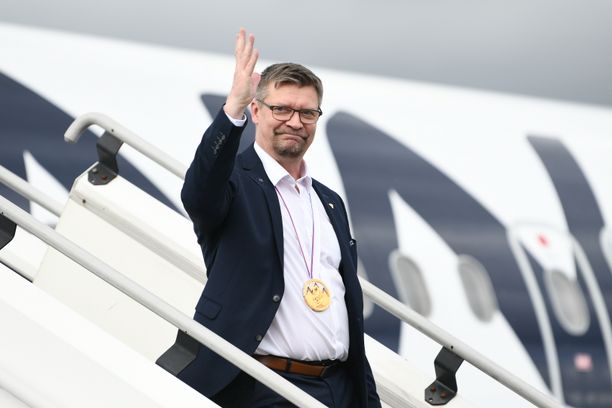 Maailmanmestari Jukka Jalonen tervehti mediaa ja muuta vastaanottokomiteaa laskeutuessaan pois kultaleijonia kuljettaneesta lentokoneesta maanantaina. 