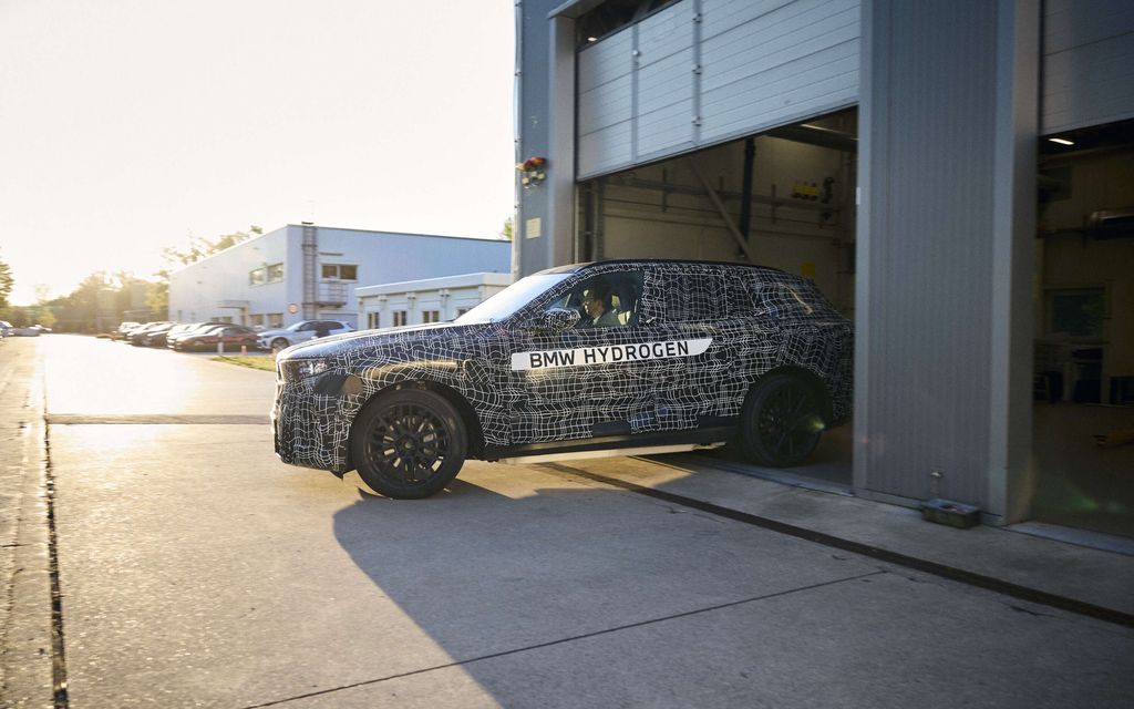 Tämä naamioteipattu auto on BMW:n tuleva uutuus – Erikoisuus piilee siinä, mitä on laitettu akkukennojen paikalle