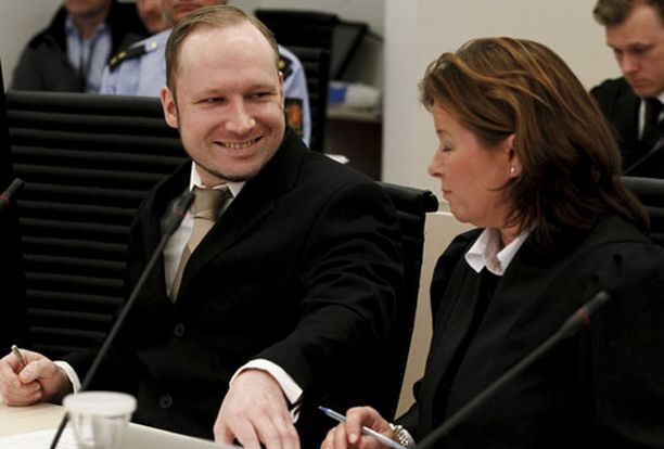Breivik hymyili yhdelle puolustusasianajajistaan oikeudessa.
