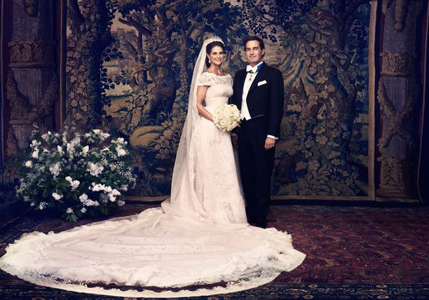 Ruotsin kuningashuoneen virallinen kuva Madeleinesta ja Chrisistä.