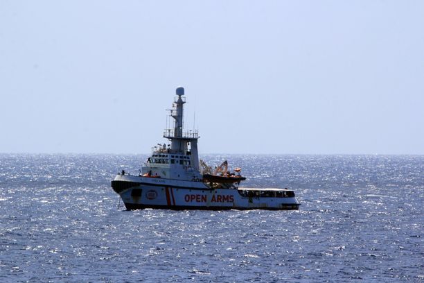 Siirtolaisia pelastanut alus on ollut Lampedusan edustalla jo kaksi viikkoa. Kuva torstailta 15. elokuuta. 