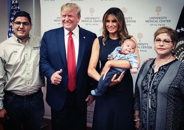 Orvoksi jäänyt vauva haettiin takaisin sairaalaan kuvausta varten. Vieressä vauvan eno, joka kertoo olevansa Trumpin kannattaja.