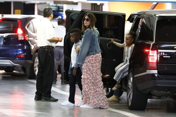 Sandra Bullock lastensa Lousin ja Lailan kanssa kesällä 2019. 