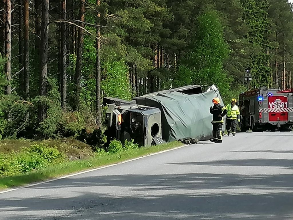Puolustus­voimien ajoneuvo kaatui ojaan Koski Tl:ssä 
