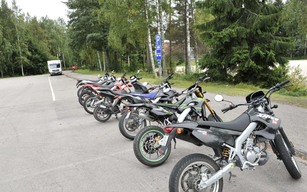 Poliisi poisti 100 nuorta Prisman pääovilta