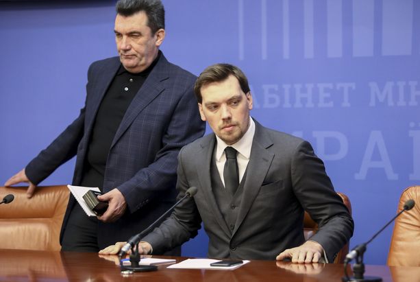 Oleksiy Honcharuk (oikealla) joutui eroamaan kritisoituaan presidenttiä.