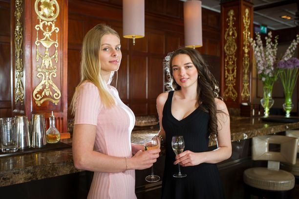 Nämä nuoret naiset on kuvattu listalta löytyvän Grand Hôtel baarissa.