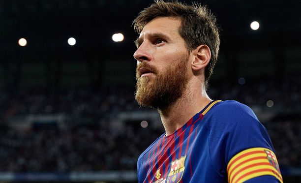 Lionel Messi panttaa nimikirjoitustaan. Nykyinen sopimus Barcelonan kanssa loppuu ensi kesänä.