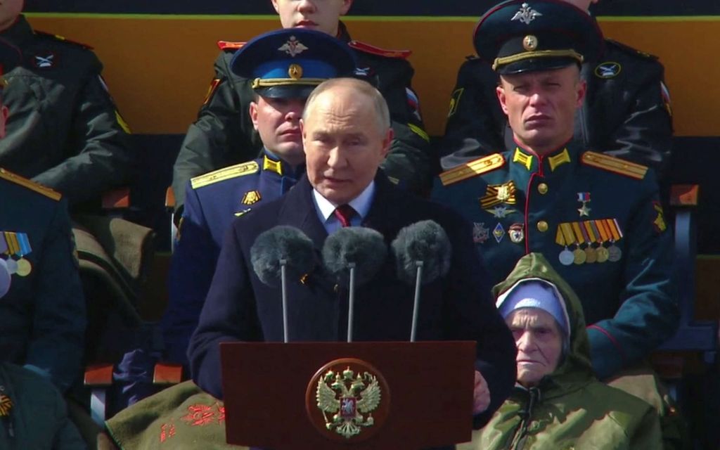 He seisoivat Putinin vieressä voitonpäivän paraatissa