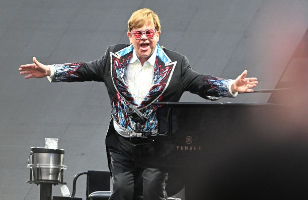 Elton John palasi lavoille: jäähyväiskiertue jatkuu tauon jälkeen