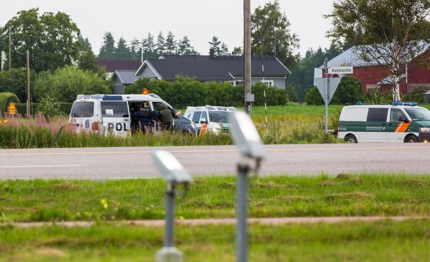 Poliisilla ja Rajavartiolaitoksella oli iso operaatio Virolahdella. Alueella etsittiin väkivaltarikoksesta epäiltyjä henkilöitä.