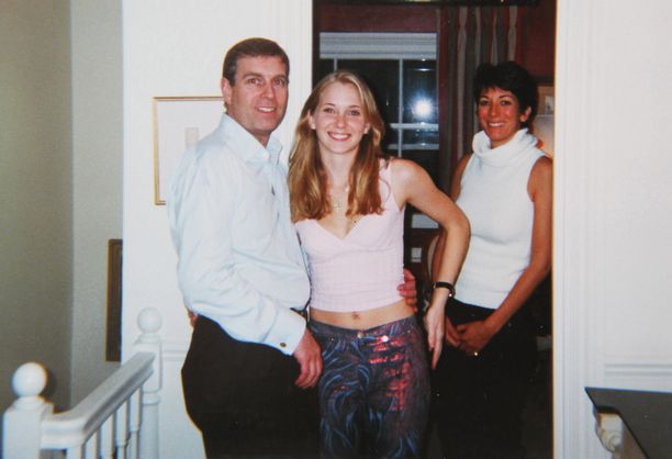  17-vuotias Virgiania Roberts (nykyään Giuffre) hymyilee prinssi Andrew’n kainalossa. Kuvassa taustalla on oikeuden eteen joutuva Ghislaine Maxwell.