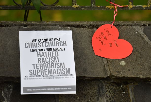 ”Seisomme yhdessä Christchurchin kanssa. Rakkaus voittaa vihan, rasismin, terrorismin ja yli”, lukee Christchurchiin jätetyssä lapussa, joka jätettiin kivetykselle terrori-iskun jälkeen. 