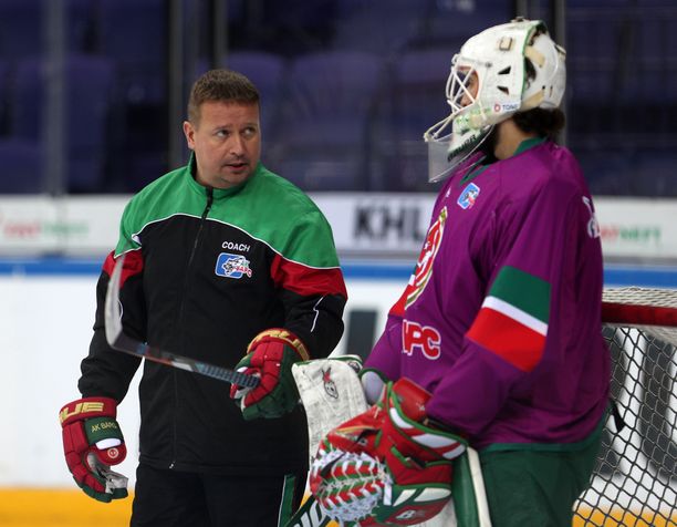 Ari Moisanen (vasemmalla) juhli KHL:n mestaruutta Ak Bars Kazanissa.